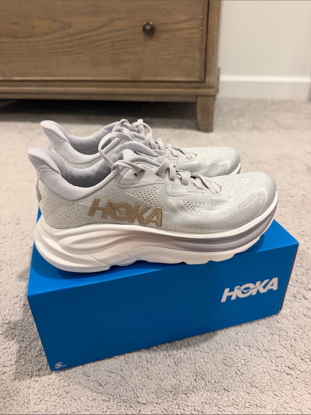 Hoka Clifton 10 Women’s Size 7, Light Gray Athletic Shoes